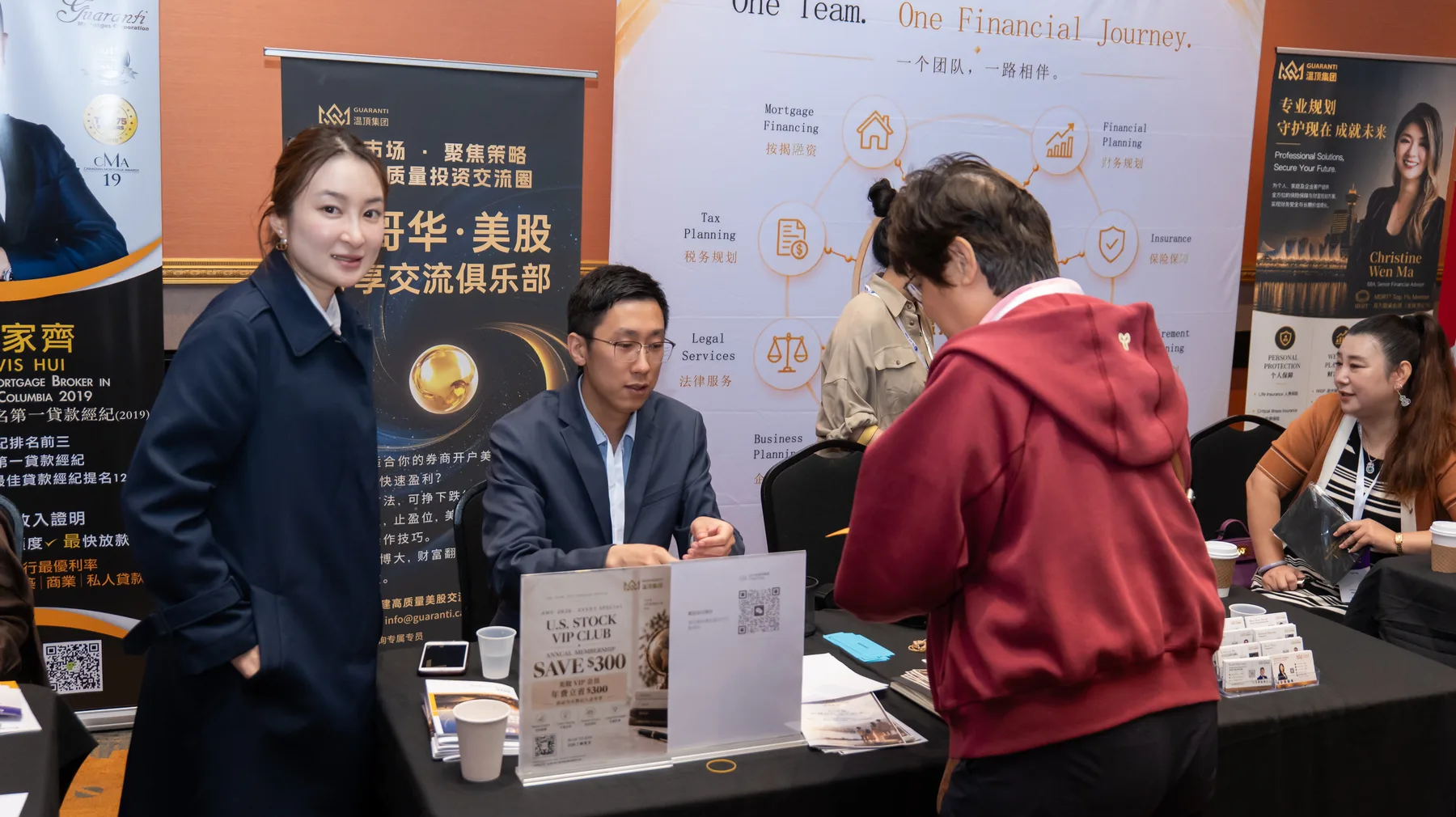 A Guaranti team member speaking one on one with a conference visitor