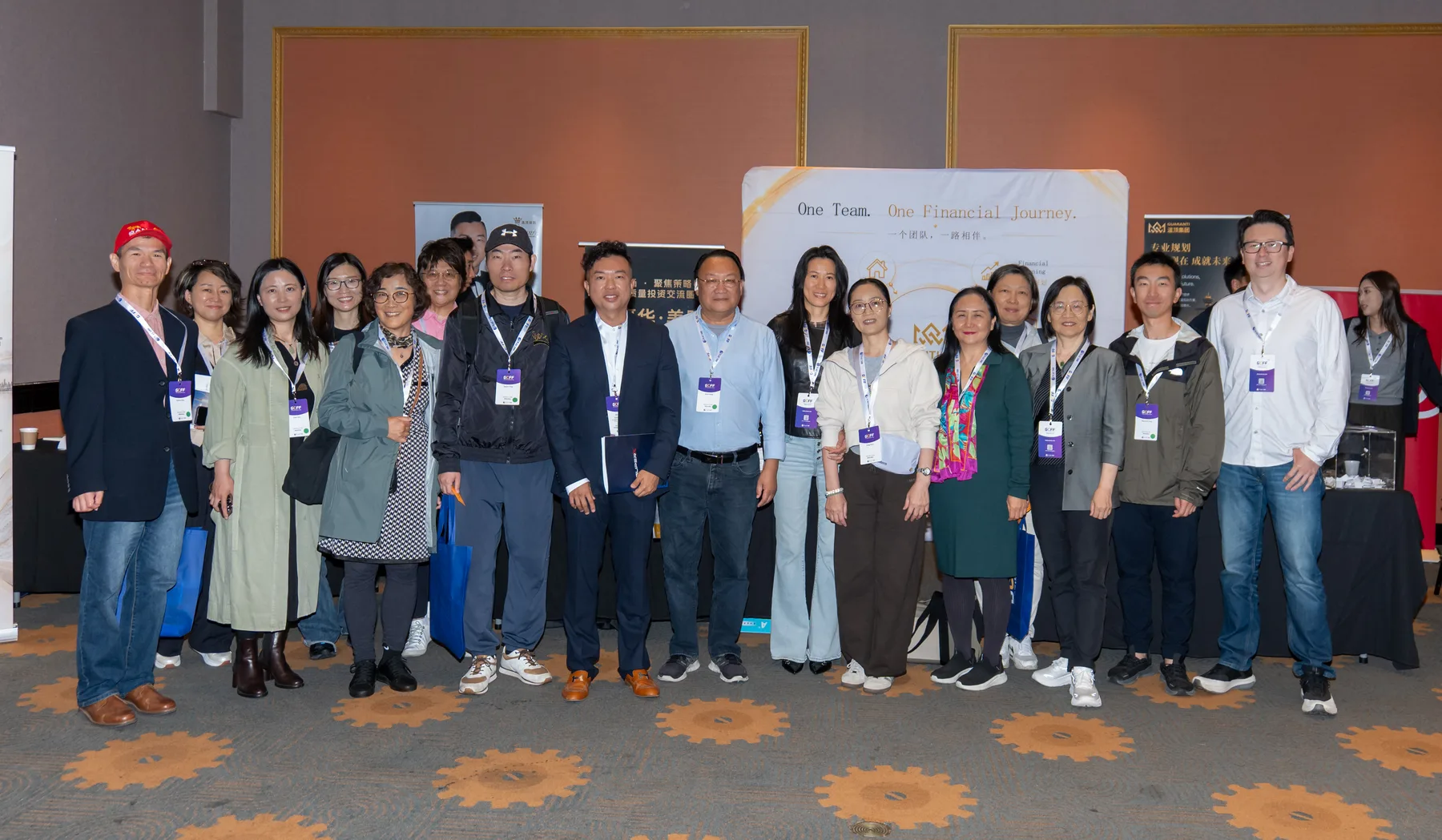 Conference guests and the Guaranti team in a large group photo
