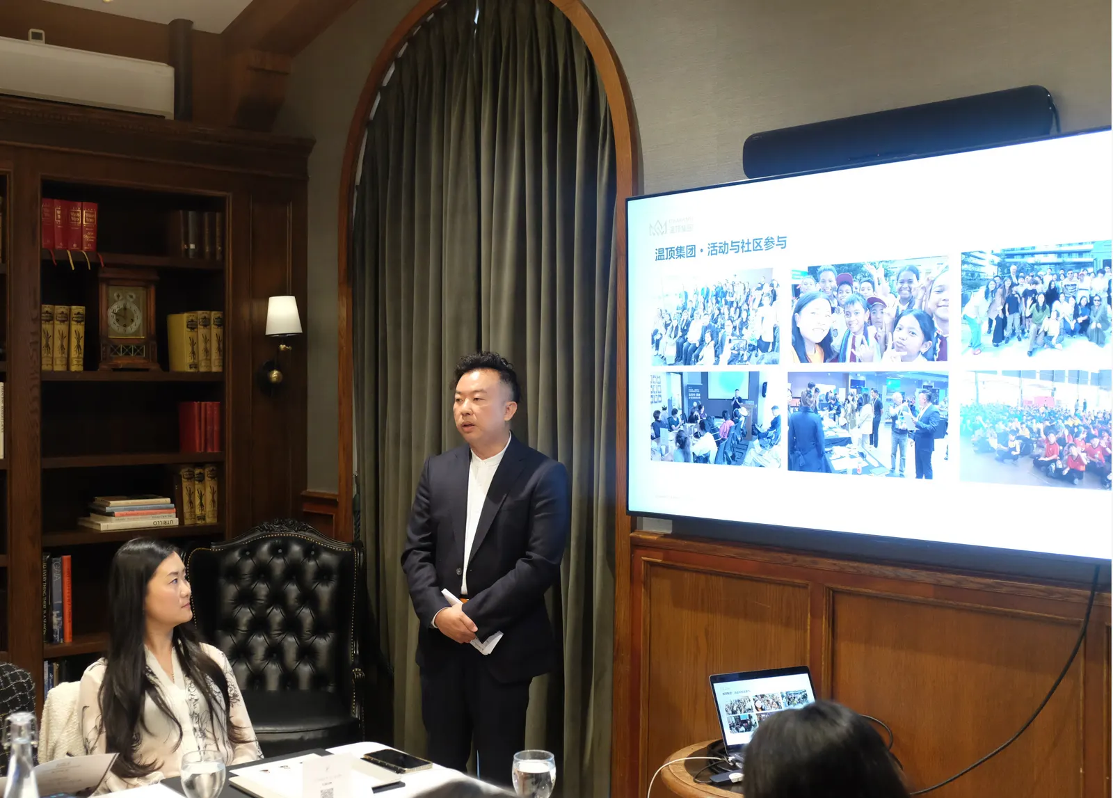 Elvis Hui addresses the Private Wealth Briefing, with the speaker and event setting kept in frame